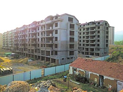 住宅樓的外立面還未裝修，但據(jù)售樓處工作人員介紹，第一批開(kāi)盤(pán)已經(jīng)賣(mài)掉了99套。