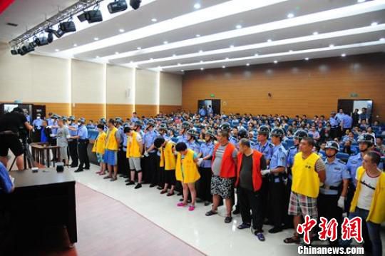 徐州市中級人民法院召開毒品犯罪案件集中宣判大會,11名被告人被判處死刑、無期徒刑和有期徒刑不等。