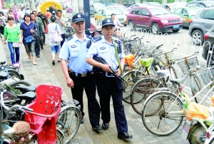 人流密集的街頭,持槍巡邏。