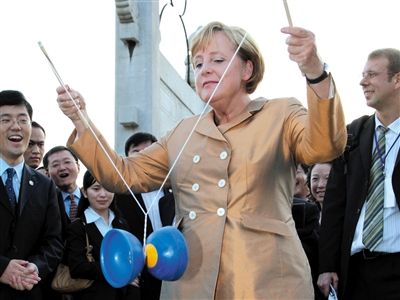 2007年8月27日，北京，默克爾正在玩扯鈴。