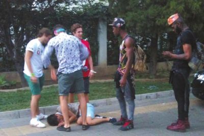 外籍男子路邊發(fā)現(xiàn)醉漢將其圍住。