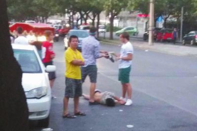 拍照結(jié)束后將醉漢放在馬路上。