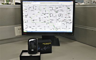 記者花近400元網(wǎng)購(gòu)的定位監(jiān)聽(tīng)器，能通過(guò)短信激活，進(jìn)行實(shí)時(shí)監(jiān)聽(tīng)。