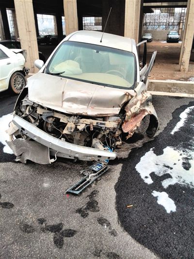 事發(fā)轎車。吳英供圖