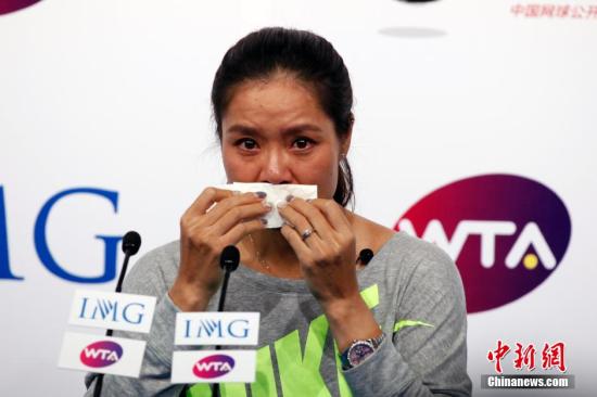 9月21日，李娜在北京召開退役發(fā)布會(huì)。圖為李娜在發(fā)布會(huì)上落淚。中新社發(fā) 韓海丹 攝