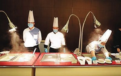 　工作人員在餐廳忙碌。（網(wǎng)絡(luò)圖片）