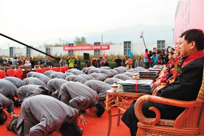 網(wǎng)絡(luò)上流傳的北京鳳凰嶺書院開學(xué)典禮上學(xué)員跪拜老師的照片?！肮虬荨币鹆瞬簧倬W(wǎng)友質(zhì)疑。