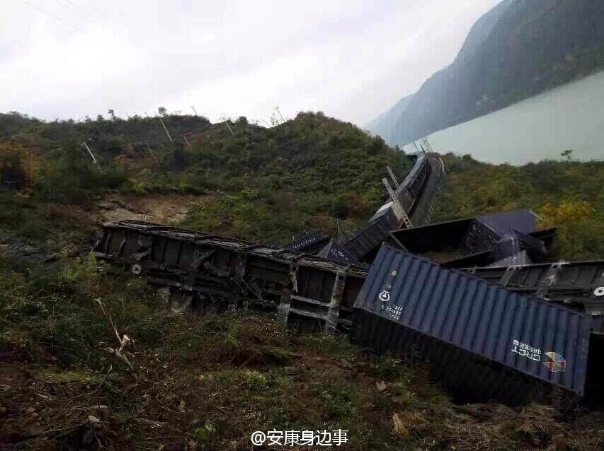 襄渝鐵路旬陽至棕溪上行線發(fā)生山體塌方，致使75228次貨物列車8節(jié)車廂脫線。圖片來源于網(wǎng)絡(luò)