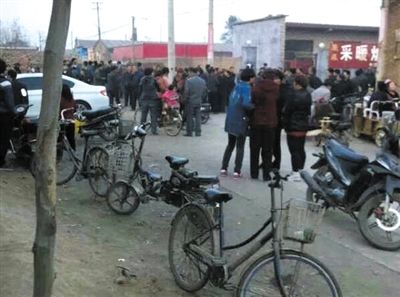 　11月9日下午，暴力催債的社會(huì)人員持械進(jìn)入獻(xiàn)縣安莊后，村民們聚集在一起準(zhǔn)備反抗。村民供圖