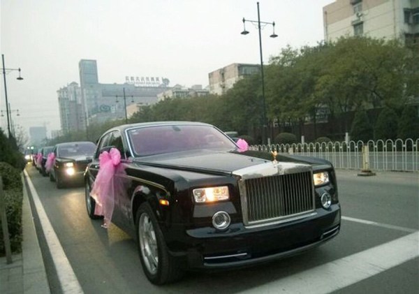 　11月23日，河北唐山街頭現(xiàn)價(jià)值超過(guò)2個(gè)億的婚禮車(chē)隊(duì)。