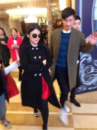 　婚禮現(xiàn)場(chǎng)現(xiàn)多位明星大腕助陣。