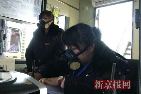 收費(fèi)員戴防毒面具上班。當(dāng)?shù)鼐W(wǎng)友供圖