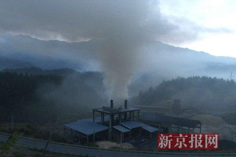 污染企業(yè)排放煙塵。當(dāng)?shù)鼐W(wǎng)友供圖
