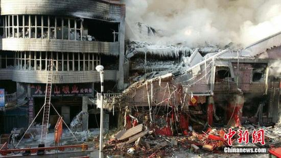 2015年1月3日，哈爾濱市道外區(qū)太古街著火塌方現(xiàn)場(chǎng)，火又燒了起來