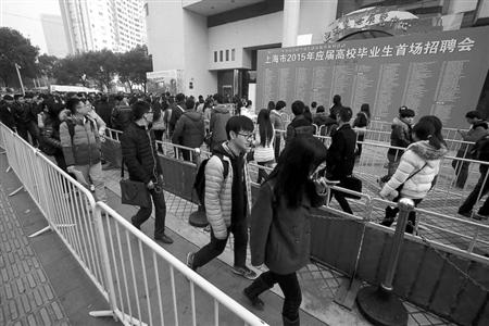 昨天的應(yīng)屆生招聘會(huì),舉辦方上海國(guó)際展覽中心配備了足夠的警力、安保和工作人員，整個(gè)排隊(duì)隊(duì)伍被分割成數(shù)段