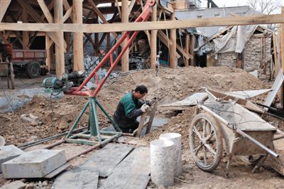 東城區(qū)北鑼鼓巷與小經(jīng)廠胡同之間一處四合院內(nèi)，工人進(jìn)入已經(jīng)挖好的地下室內(nèi)施工。