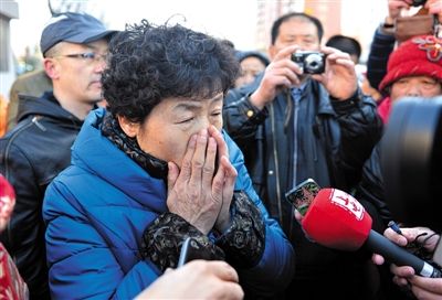 2月9日，呼格吉勒圖的母親尚愛云在旁聽趙志紅案后，接受媒體采訪時落淚。新華社記者 任軍川 攝