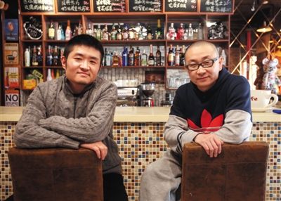 　14日，西安交通大學(xué)路66號(hào)公路咖啡館，苗阜（左）、王聲（右）兩位青年相聲演員今年將第一次登上春晚