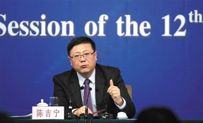 昨日，十二屆全國人大三次會議新聞中心，環(huán)保部部長陳吉寧回答中外記者提問。新京報記者 陳杰 攝