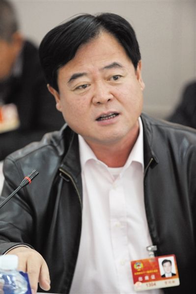 　政協(xié)委員、中國(guó)通用技術(shù)集團(tuán)董事長(zhǎng)賀同新稱，按照2014年的數(shù)字，他的薪水下降了近50%。圖/CFP