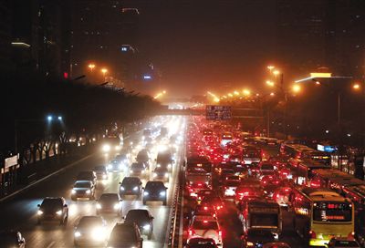 昨晚，因沙塵暴導(dǎo)致能見度低，長安街嚴(yán)重堵車。