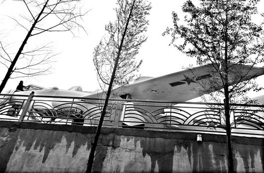 校園里的戰(zhàn)斗機 校園里的戰(zhàn)斗機