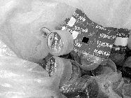 食藥監(jiān)執(zhí)法人員封存了無(wú)證水廠的假商標(biāo)。