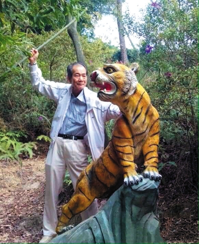 2015年1月10日，區(qū)少坤到廣東肇慶九龍湖游玩，拍攝打虎圖。
