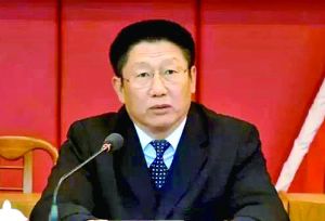 他曾身居要職，在仕途上平步青云，“連跳式”升官；他如今落馬，被查出近乎瘋狂地收受巨額利益、用公款送禮，還隱瞞“裸官”身份、在私企老板的安排下多次嫖娼、參與賭博、與多名女性通奸，被一線辦案人員形容為“五毒俱全”的干部。近日，深圳原市委常委、政法委書(shū)記蔣尊玉的貪腐歷程被披露。