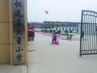 安徽多名小學(xué)生遭班干勒索 不給錢被逼吃屎喝尿 安徽多名小學(xué)生遭班干勒索 不給錢被逼吃屎喝尿