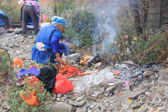老人們準備好松香紙錢等祭祀用品，虔誠祈福。
