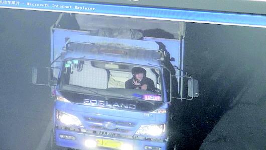 張某被抓拍到開車打手機(jī)。