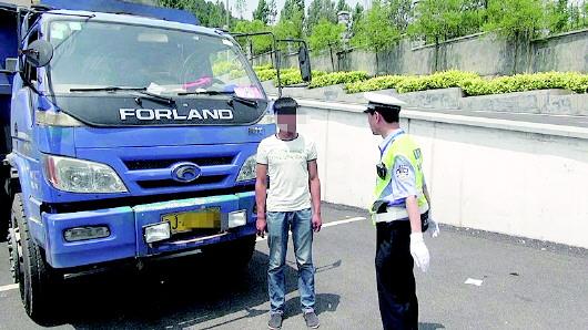 民警對(duì)持C1駕照駕駛大貨車、一年違法350余次的張某進(jìn)行批評(píng)教育。