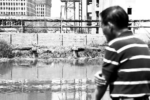 2015年6月5日，上海的古御界橋只剩橋墩和兩塊橋面。