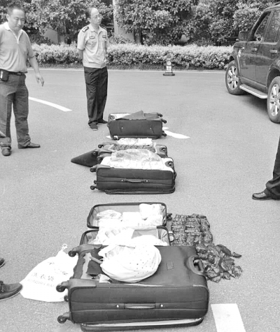 圖為民警搜出的毒品。