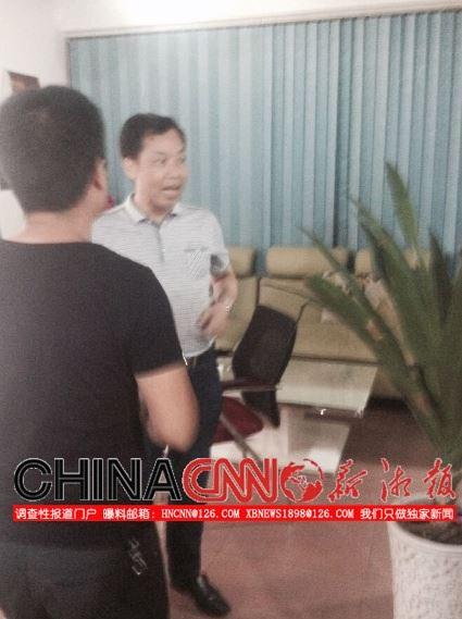 湖南一文聯(lián)主席網(wǎng)上曬詩遭差評(píng) 怒砸網(wǎng)站辦公室 湖南一文聯(lián)主席網(wǎng)上曬詩遭差評(píng) 怒砸網(wǎng)站辦公室