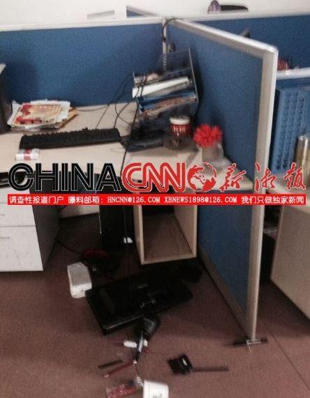 湖南一文聯(lián)主席網(wǎng)上曬詩遭差評(píng) 怒砸網(wǎng)站辦公室 湖南一文聯(lián)主席網(wǎng)上曬詩遭差評(píng) 怒砸網(wǎng)站辦公室