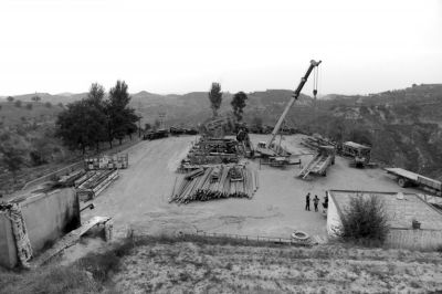 處延長(zhǎng)石油的油井。