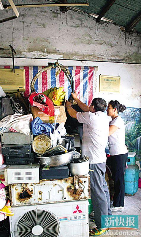 劉伯與妻子李姨在收拾剛回收的幾件小電器。