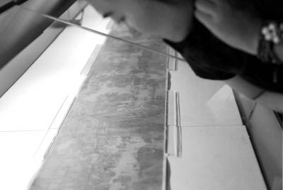 一名觀眾俯身細看《清明上河圖》。 京華時報記者王海欣攝