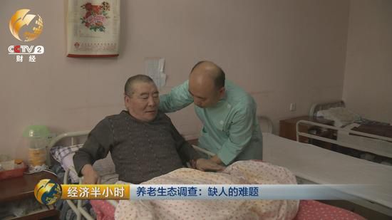 每天凌晨5點(diǎn)多，老姜就起床。幫老人挨個(gè)洗臉，口腔護(hù)理，換尿墊，擦身。