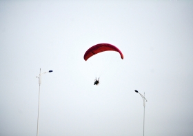 10月25日下午，動(dòng)力傘從一對(duì)路燈上空飛過(guò)