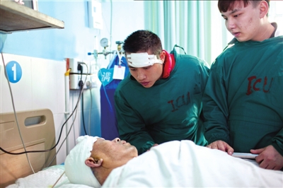 11月16日，王冬（頭部包裹紗布者）在照顧李大爺