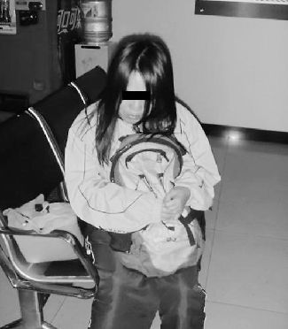 扮學(xué)生妹乞討的女子。 扮學(xué)生妹乞討的女子。