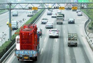 內(nèi)環(huán)高速連應急車道也被社會車輛占用著，3月嬰兒最后病重離世