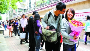 2011年11月11日，越秀區(qū)民政局，登記結婚的隊伍排了足有一百米長（資料圖片）?！∮浾唿S澄鋒攝