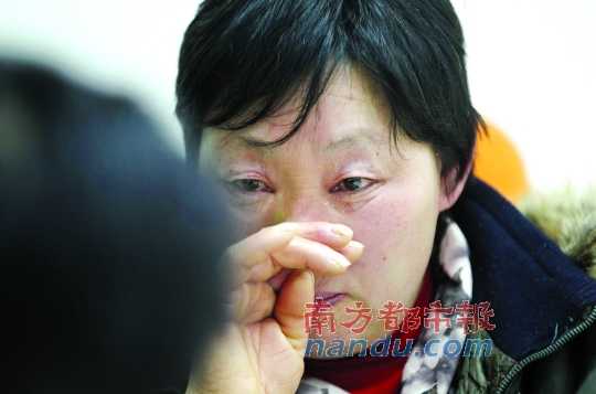 　　聽聞判決結(jié)果，被害人母親楊書會(huì)控制不住眼淚。南都記者徐文閣攝