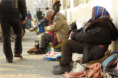 昨天，仍有流浪人員在路邊居留。本報記者譚青攝/視頻