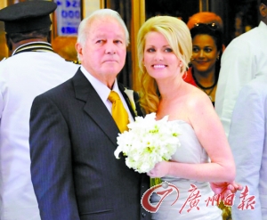 二00一年，埃德文和特里娜舉行婚禮。