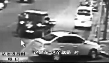 事發(fā)現(xiàn)場監(jiān)控錄像顯示，白圈內(nèi)的被害人老丁，正在牧馬人越野車旁收費(fèi)。 圖片來自電視截圖